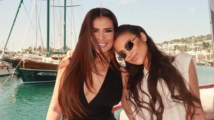 Горда майка: Анелия прави дъщеря си певица. Качи видео в социалните мрежи с нейно изпълнение