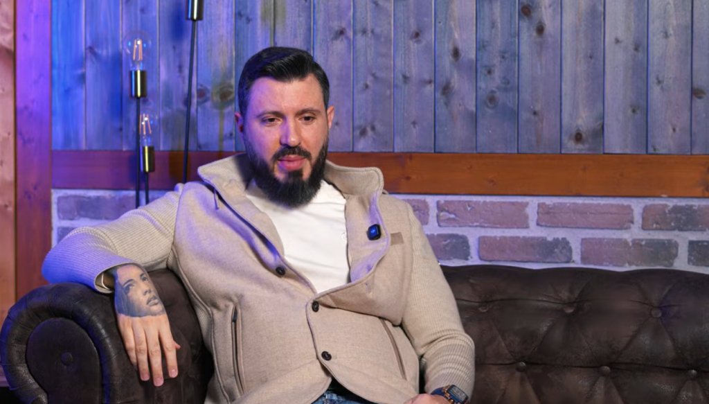 Мартин Елвиса се присмя на Виктор: „Ако си такъв милионер, плати 2000 лв вместо да искаш от момичетата дето са пили минерална вода“