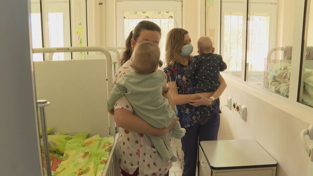 Изоставените близнаци са вече в приемно семейство след 9 месеца живот в болницата